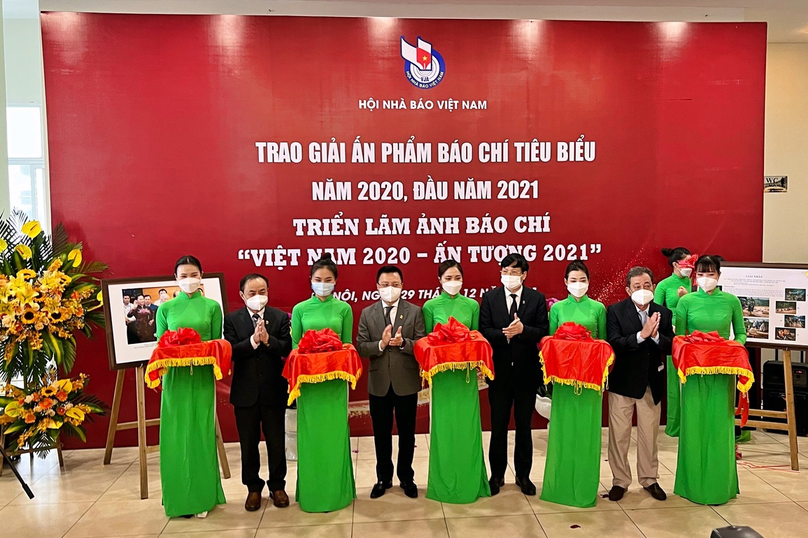 Hội Nhà báo Việt Nam trao giải ấn phẩm báo chí tiêu biểu - 3 Hội Nhà báo Việt Nam trao giải ấn phẩm báo chí tiêu biểu - 3