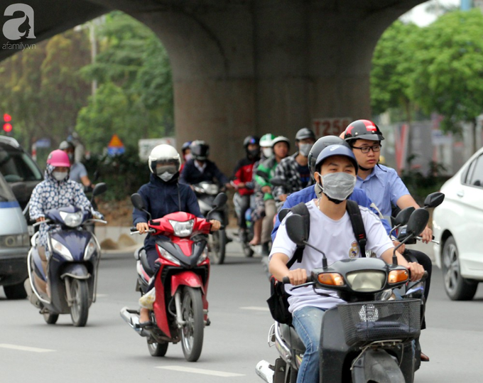 Hà Nội: Gió lạnh bất ngờ xuất hiện khiến nhiệt độ giảm mạnh, người dân quàng khăn, mặc áo rét ra đường - Ảnh 5. Hà Nội: Gió lạnh bất ngờ xuất hiện khiến nhiệt độ giảm mạnh, người dân quàng khăn, mặc áo rét ra đường - Ảnh 5.