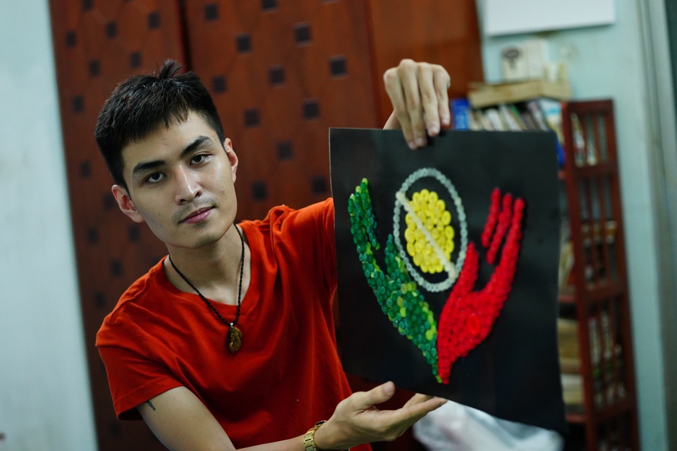 Chàng kỹ sư Hóa làm tranh cổ động chống dịch Covid-19 bằng nút áo - 5 Chàng kỹ sư Hóa làm tranh cổ động chống dịch Covid-19 bằng nút áo - 5