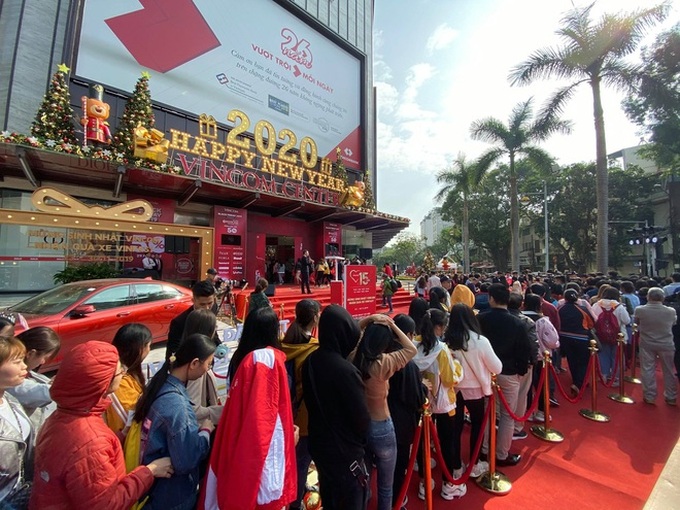 Khách Hà Nội rồng rắn xếp hàng chờ vận may trúng Vinfast Lux trong ngày Black Friday - Ảnh 3. Khách Hà Nội rồng rắn xếp hàng chờ vận may trúng Vinfast Lux trong ngày Black Friday - Ảnh 3.