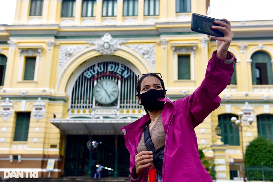 Người dân Sài Gòn phấn khởi ra đường đi dạo, gặp gỡ bạn bè - 9 Người dân Sài Gòn phấn khởi ra đường đi dạo, gặp gỡ bạn bè - 9