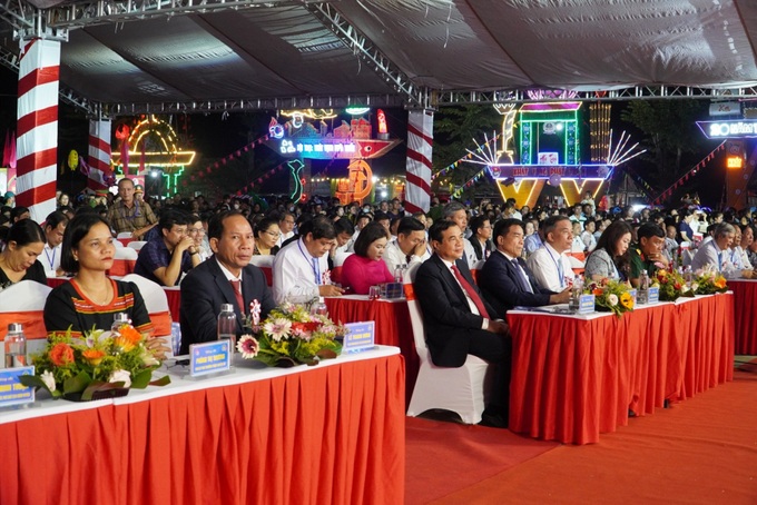 Đông đảo đại biểu và nhân dân tham dự lễ kỷ niệm