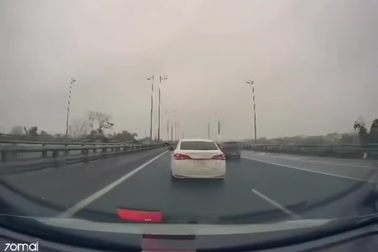Tài xế lạng lách, chèn ép không cho xe sau vượt lên trên cao tốc