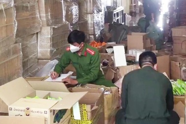 Tạm giữ hơn 16.000 lọ nước hoa, mỹ phẩm xuất xứ nước ngoài nghi nhập lậu