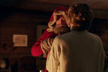 Phát sốt với “bà già Noel” mang phong cách… điệp viên 007