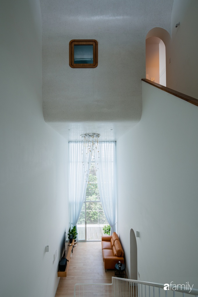 Ngôi nhà 90m2 màu trắng chỉ có bóng nắng và cây xanh ở quận 7, TP. HCM - Ảnh 5. Ngôi nhà 90m2 màu trắng chỉ có bóng nắng và cây xanh ở quận 7, TP. HCM - Ảnh 5.