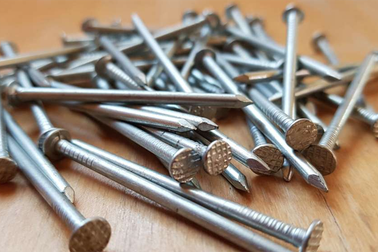 Hãi hùng một người đàn ông ở Ấn Độ có sở thích ăn đinh sắt