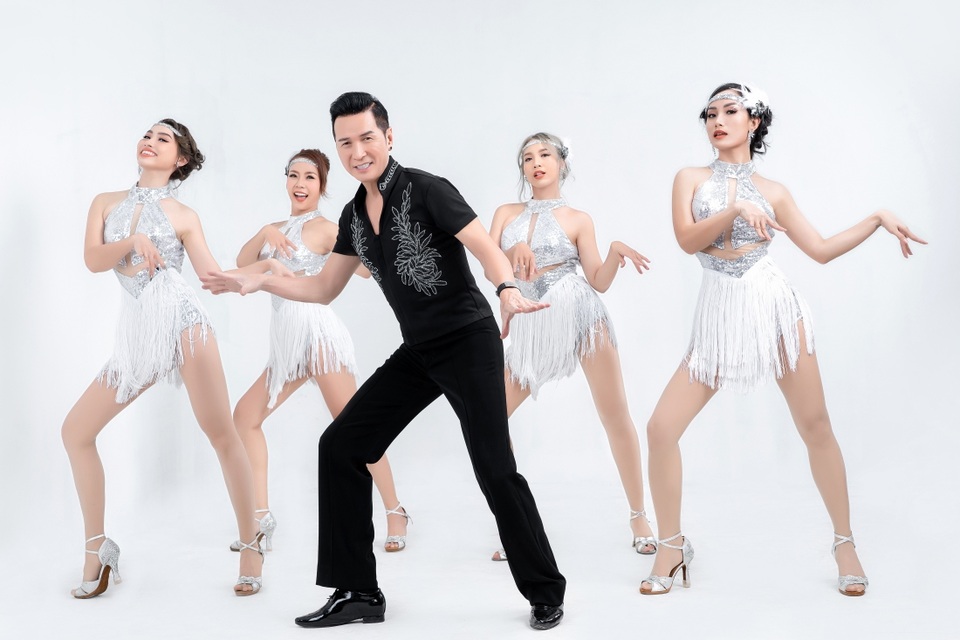 Nguyễn Hưng tái xuất với bước nhảy mê hoặc - 2 Nguyễn Hưng tái xuất với bước nhảy mê hoặc - 2