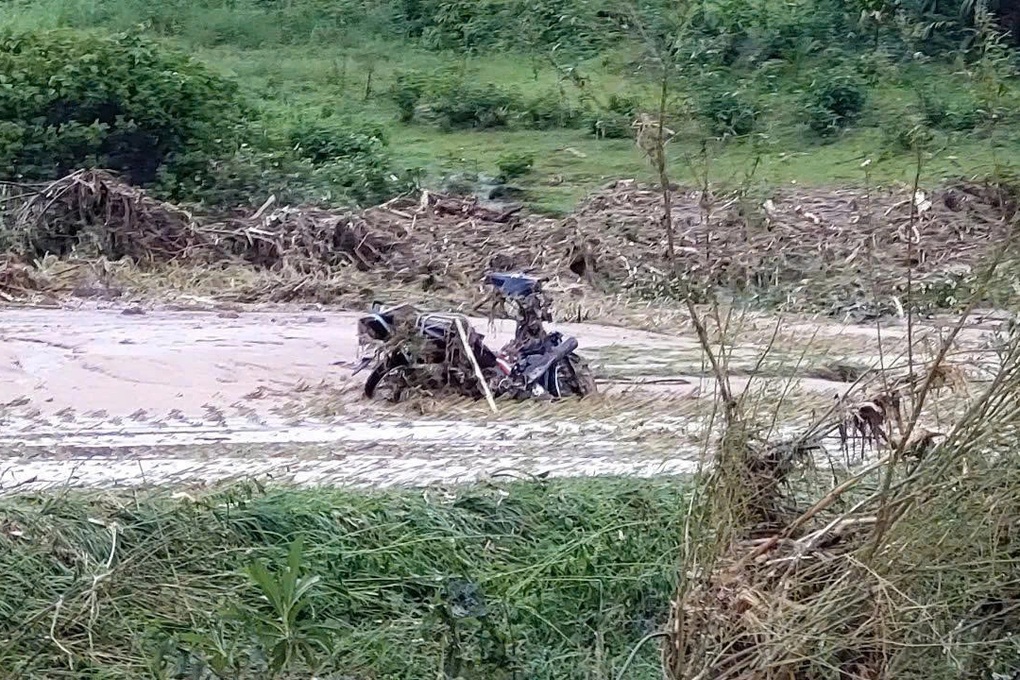 Lũ quét bất ngờ trong đêm khiến bản biên giới Nghệ An tan hoang - 2 Lũ quét bất ngờ trong đêm khiến bản biên giới Nghệ An tan hoang - 2