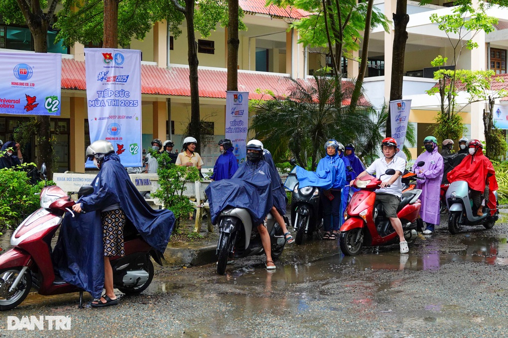 Thí sinh Cần Thơ tự tin đạt 8,5-9 điểm với đề thi văn mang tính thời sự - 3 Thí sinh Cần Thơ tự tin đạt 8,5-9 điểm với đề thi văn mang tính thời sự - 3