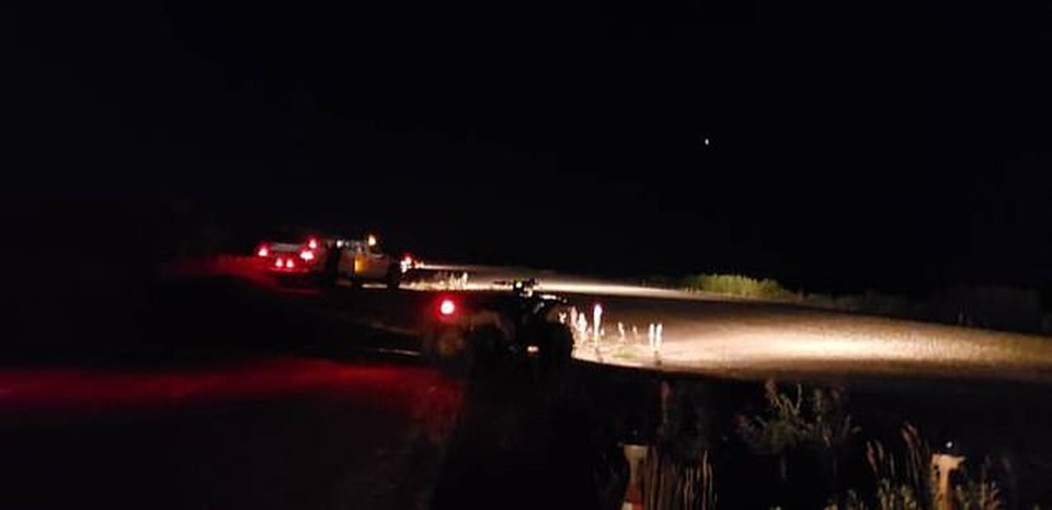 Dân làng hợp sức cùng chiếu đèn pha vào đường băng hỗ trợ phi công hạ cánh - 1 Dân làng hợp sức cùng chiếu đèn pha vào đường băng hỗ trợ phi công hạ cánh - 1
