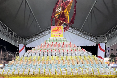 Ngôi tháp bánh Pía được xây lên từ 2022 cái bánh