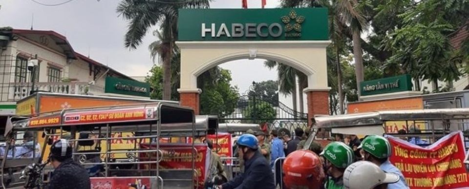 Hàng trăm xe thương binh vây kín trụ sở, có vụ gì ở Habeco? - 1 Hàng trăm xe thương binh vây kín trụ sở, có vụ gì ở Habeco? - 1