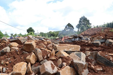 Công trường “đá lậu” rầm rộ ngày đêm, chính quyền không biết?