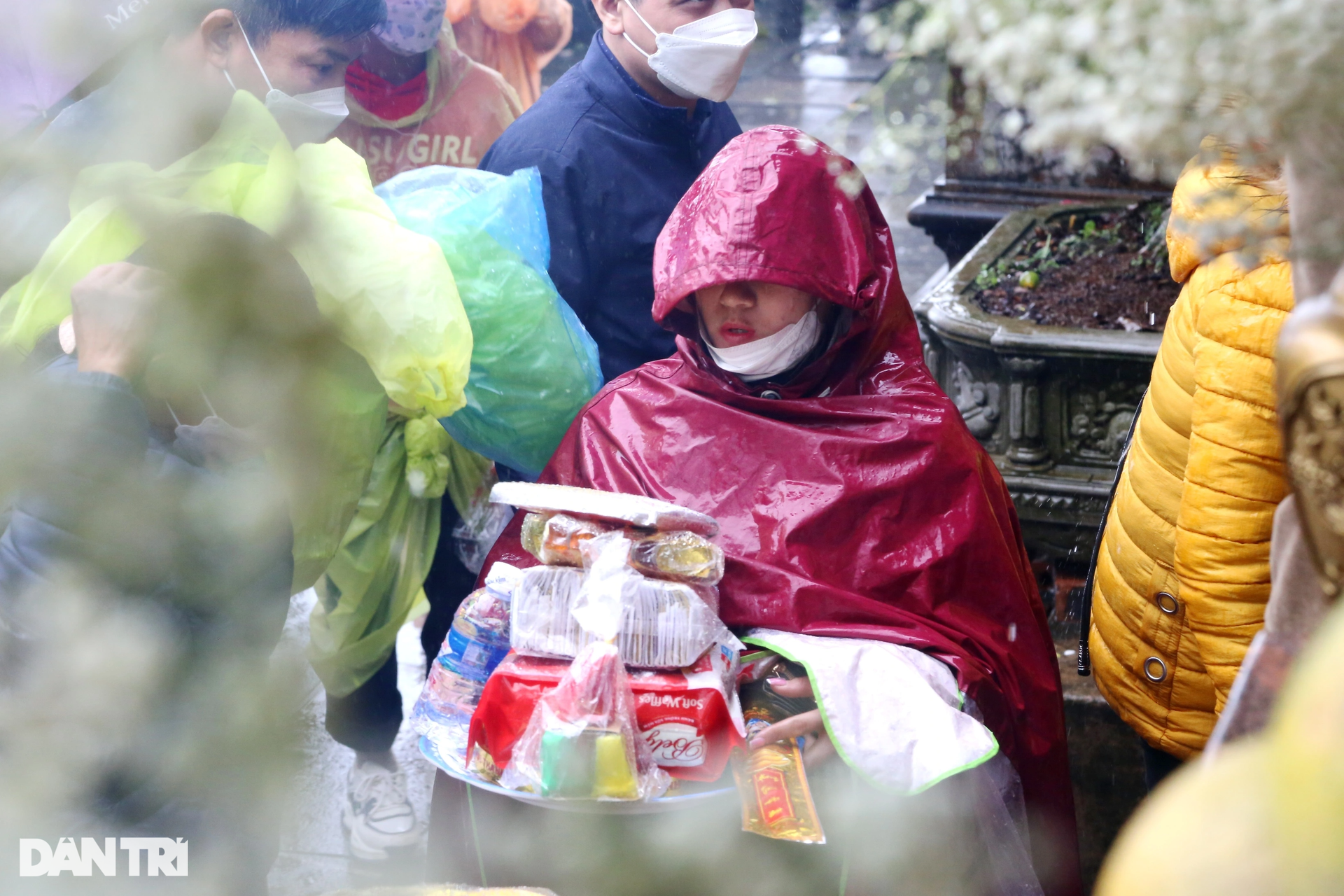 Du khách đội mưa lên ngôi chùa ở đỉnh đẹp nhất trong số 99 đỉnh núi Hồng - 9 Du khách đội mưa lên ngôi chùa ở đỉnh đẹp nhất trong số 99 đỉnh núi Hồng - 9