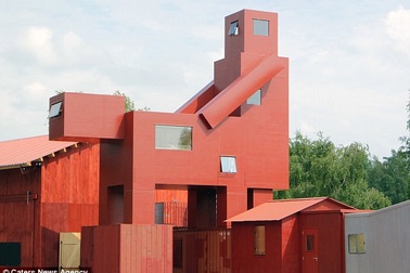 Tranh cãi về “khía cạnh nhạy cảm” của tác phẩm sắp đặt nghệ thuật