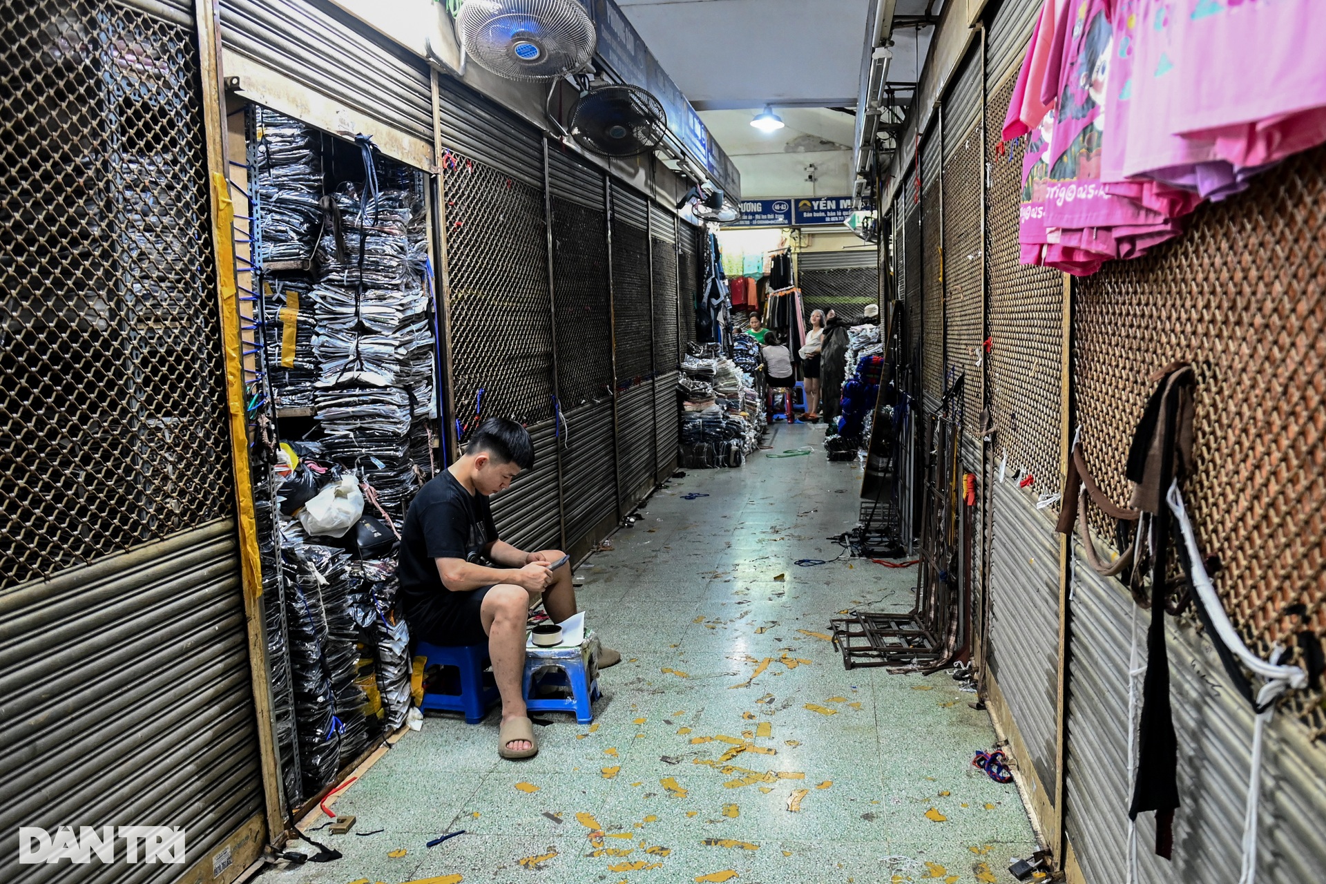 Hàng trăm gian hàng chợ Đồng Xuân đắp chiếu, không bóng người - 5 Hàng trăm gian hàng chợ Đồng Xuân đắp chiếu, không bóng người - 5