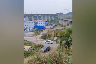 Trả giá đắt vì liều lĩnh vượt đường sắt khi tàu đang đến