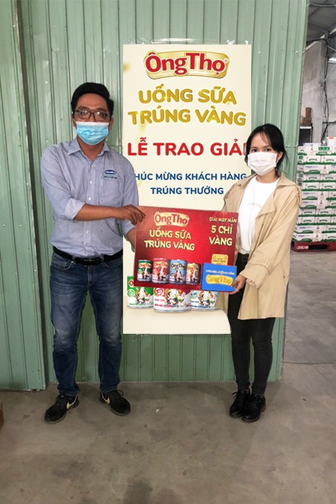 Niềm vui bất ngờ đến với chị Hồng Nhung – Phú Lộc, Thừa Thiên Huế khi nhận giải may mắn – 5 chỉ vàng