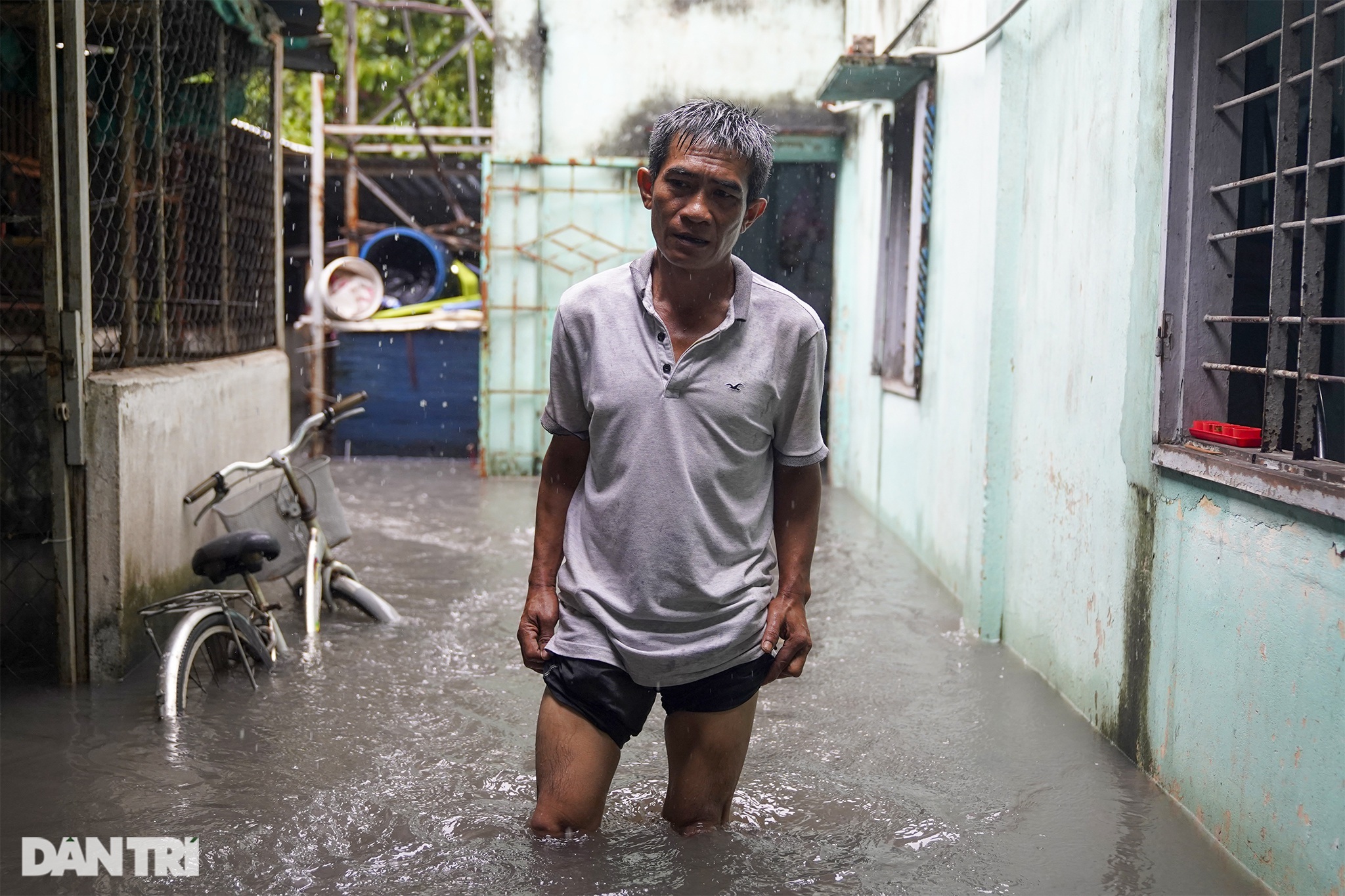 Kinh hoàng con hẻm giữa Sài Gòn, cứ mưa là nước chảy vào nhà như thác lũ - 9 Kinh hoàng con hẻm giữa Sài Gòn, cứ mưa là nước chảy vào nhà như thác lũ - 9