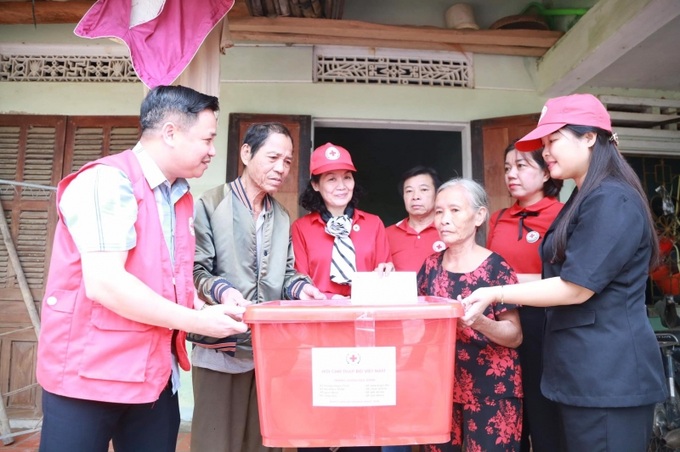 Cùng với TP Đà Nẵng, dịp này Hội Chữ thập đỏ Việt Nam cũng hỗ trợ thùng hàng gia đình và tiền mặt cho các tỉnh miền Trung ảnh hưởng do mưa bão.