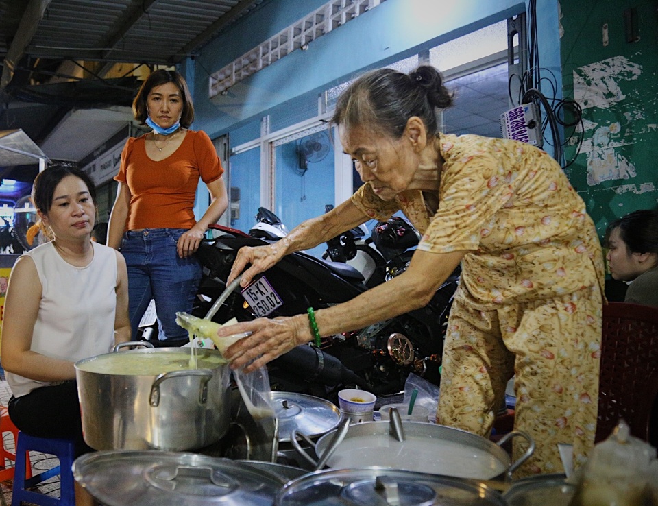 Cụ bà, nồi chè và gần 50 năm tuổi nghề nơi vỉa hè Sài Gòn - 7 Cụ bà, nồi chè và gần 50 năm tuổi nghề nơi vỉa hè Sài Gòn - 7