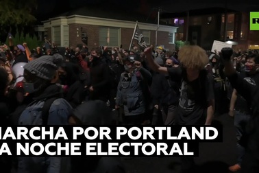 Người biểu tình đốt cờ, tuần hành trong đêm bầu cử Mỹ