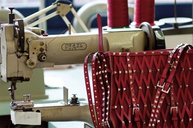 Xem qui trình tạo ra một chiếc túi Valentino