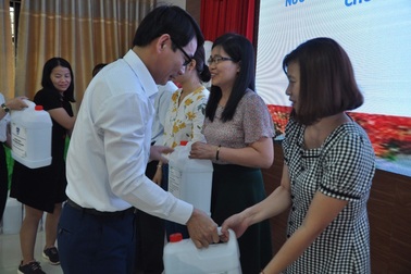 Phân hiệu Đại học Huế tặng hàng trăm lít nước rửa tay cho các trường THPT