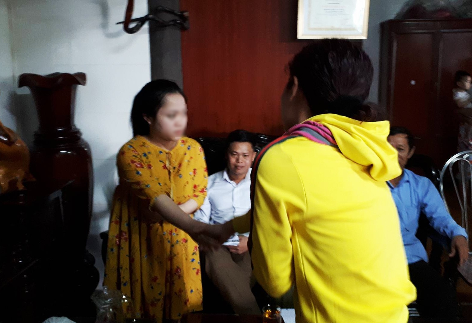 Vụ đánh giáo sinh mang thai, bắt quỳ: Phụ huynh mong được tha thứ