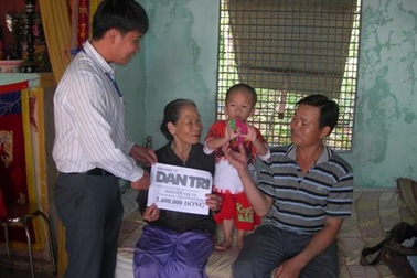 Quà nhân ái đến với “cháu côi cút, bà già yếu chạy ăn từng bữa”