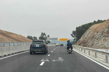 "Khó hiểu" khi xe máy đi được vào cao tốc Tuyên Quang - Phú Thọ?