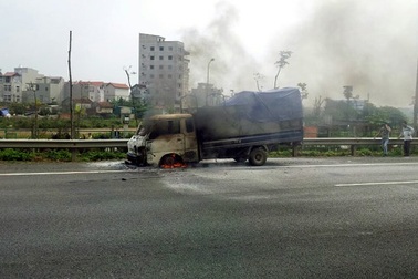Hà Nội: Xe tải cháy rụi trên Đại lộ Thăng Long