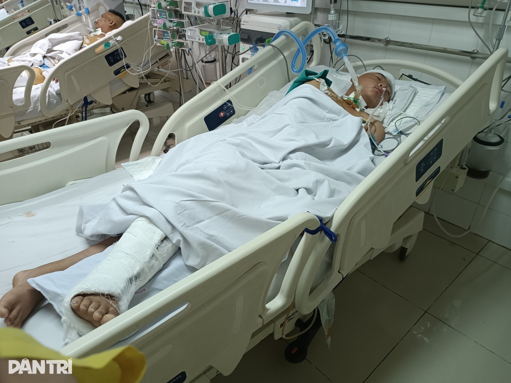 Bị xe bán tải tông trên đường đến lớp, tính mạng cậu bé lớp 8 nguy kịch - 3 Bị xe bán tải tông trên đường đến lớp, tính mạng cậu bé lớp 8 nguy kịch - 3