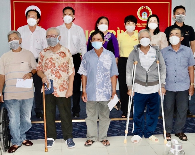 Ông Nguyễn Thực Hiện – Thành ủy viên Phó Chủ tịch UBND TP.Cần Thơ, bà Trần Thị Xuân Mai – GĐ Sở LĐ-TB&XH TP.Cần Thơ cùng nhà tài trợ trao quà cho thương binh, bệnh binh.