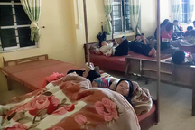 Xếp giường cho dân ngủ khi chờ làm... căn cước công dân