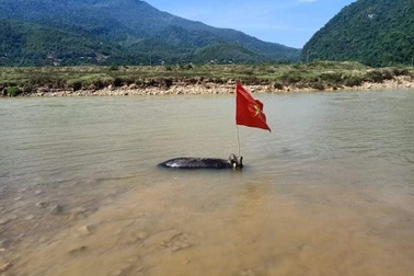 Phát hiện bom còn nguyên kíp nổ khi đi đánh cá