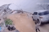 Ô tô lộn nhào xuống nước, nghi tài xế quên phanh tay