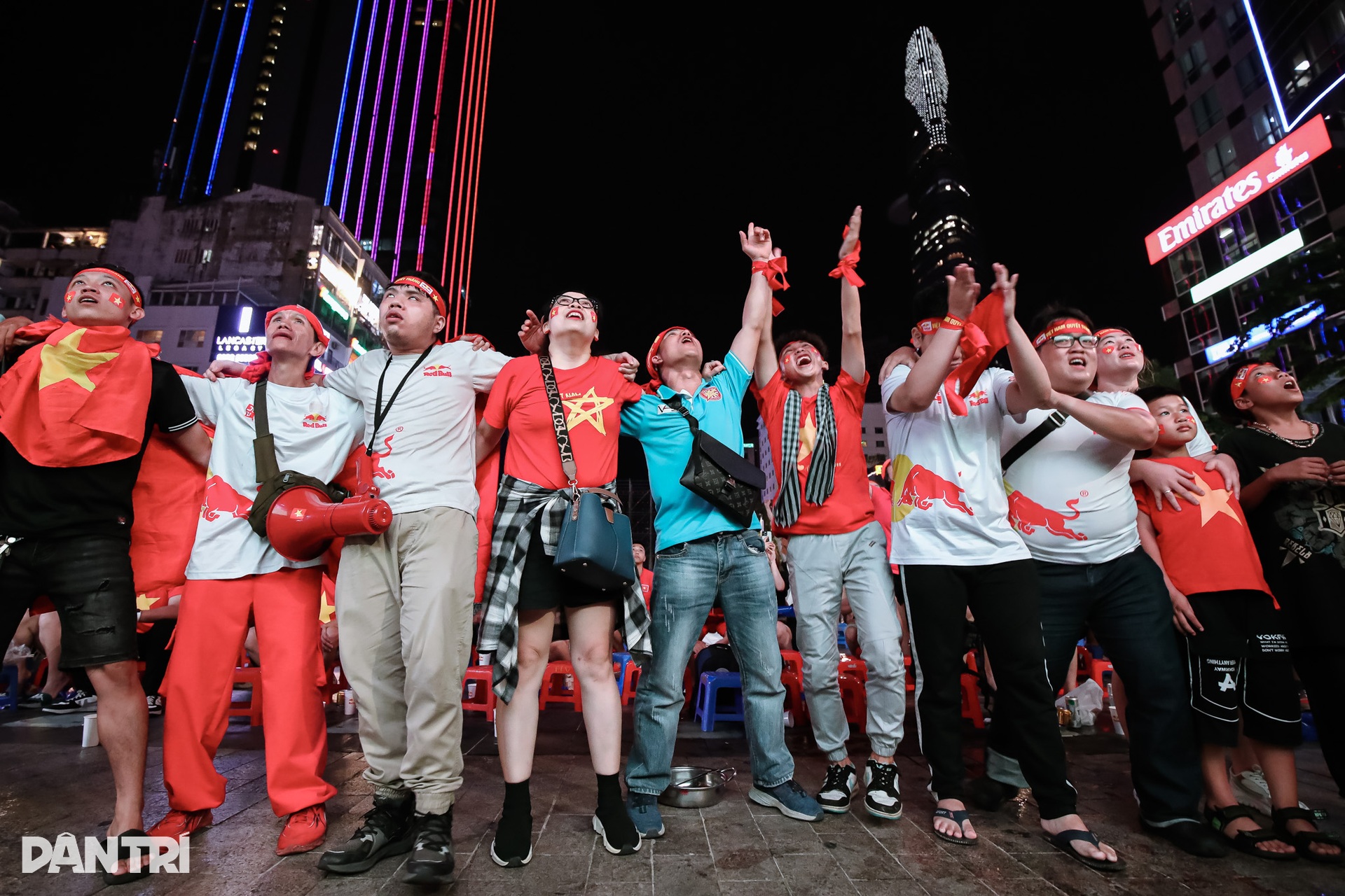 Người dân TPHCM vỡ òa khi tuyển nữ Việt Nam giành HCV SEA Games - 2 Người dân TPHCM vỡ òa khi tuyển nữ Việt Nam giành HCV SEA Games - 2