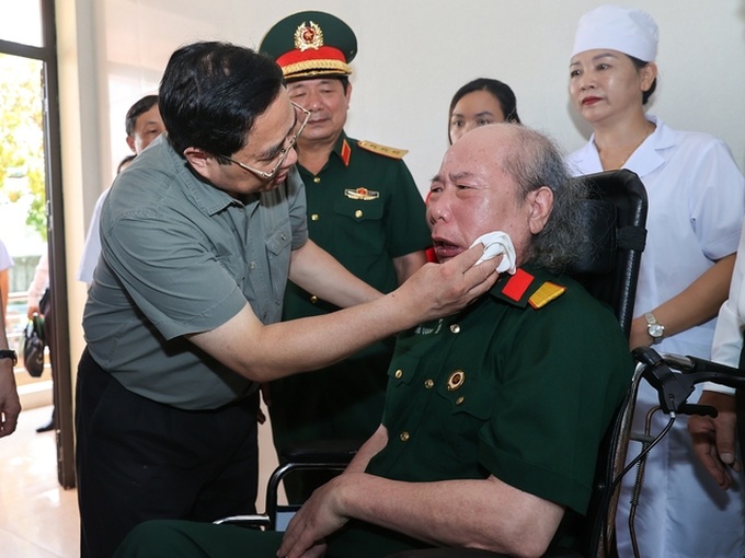 Thủ tướng thăm hỏi, động viên các thương bệnh binh.