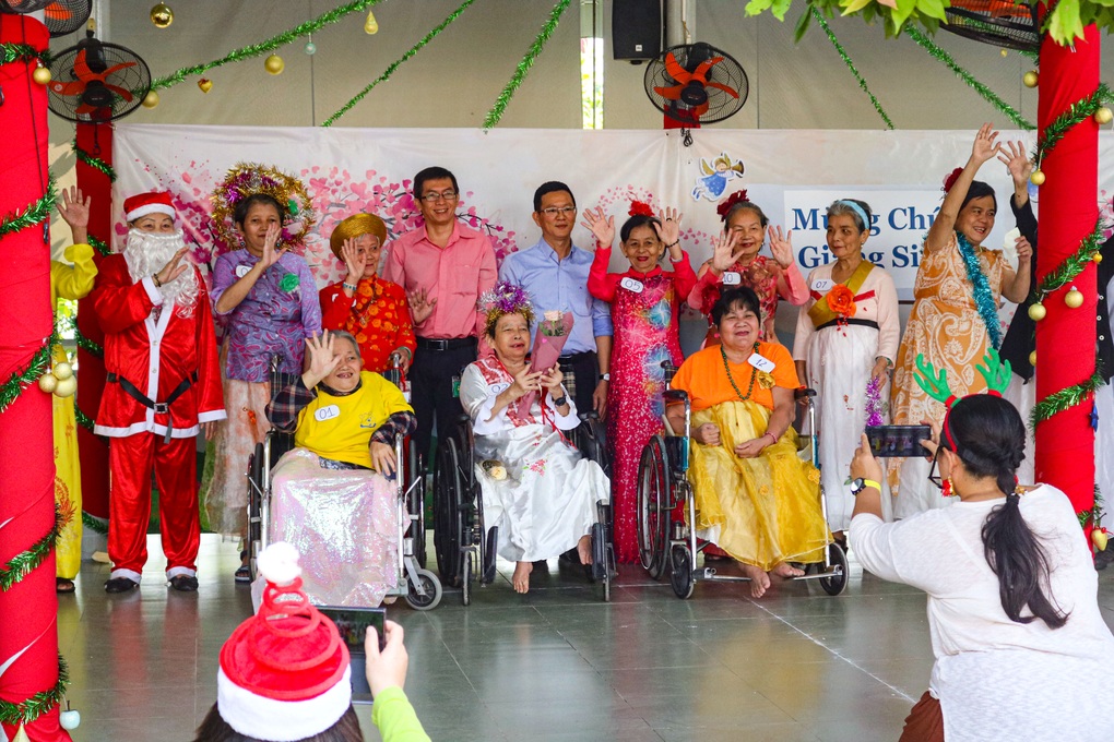 Noel ngập tràn tiếng cười của những người cô đơn - 1 Noel ngập tràn tiếng cười của những người cô đơn - 1