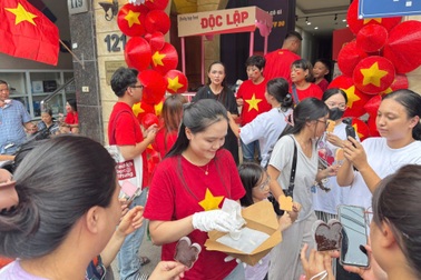 Gia đình cầu thủ Duy Mạnh phát kem miễn cho người xem diễu binh