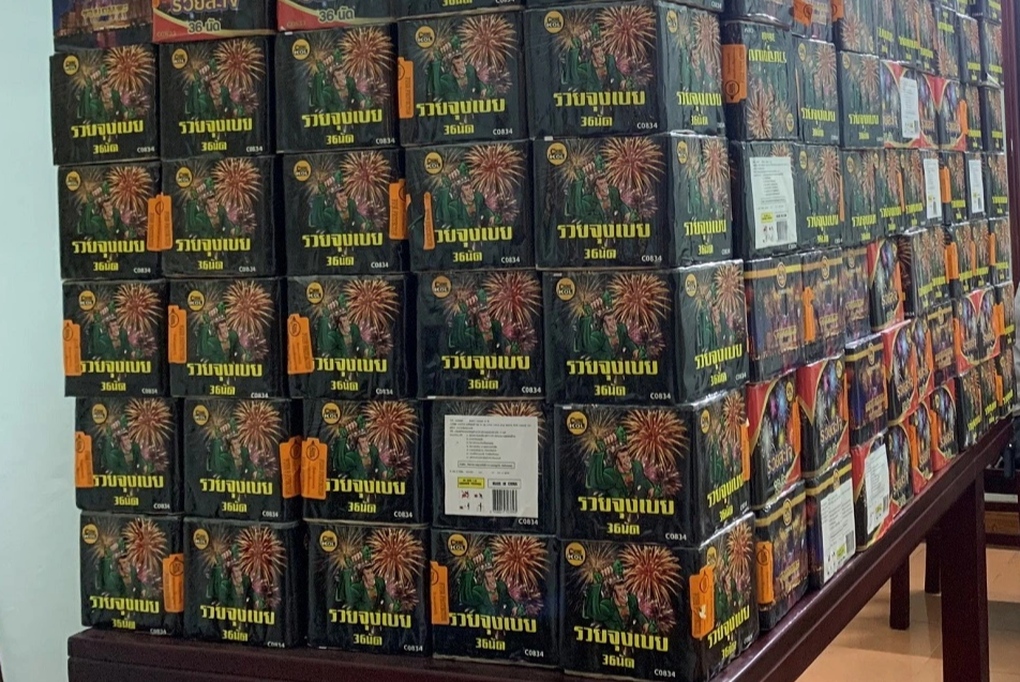 Lô hàng cấm trong khoang chứa bí mật của chiếc xe tải chở hoa quả - 2