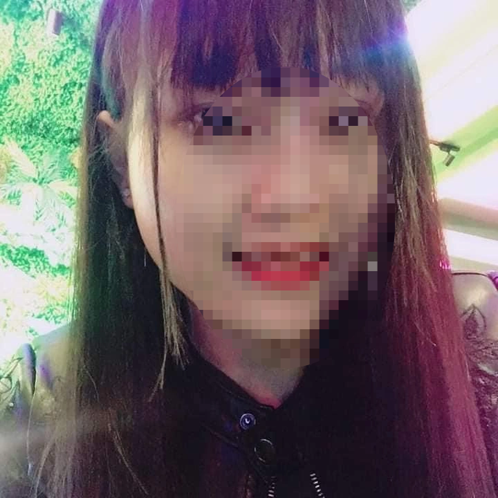 Rớt nước mắt hình ảnh con trai 6 tuổi ôm ba lô đựng tro cốt mẹ ở sân bay - 1 Rớt nước mắt hình ảnh con trai 6 tuổi ôm ba lô đựng tro cốt mẹ ở sân bay - 1