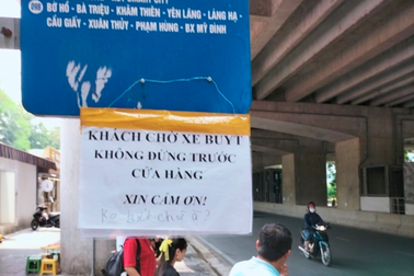 Hà Nội: Chủ quán treo biển "không biết chữ à" đuổi khéo người chờ xe buýt