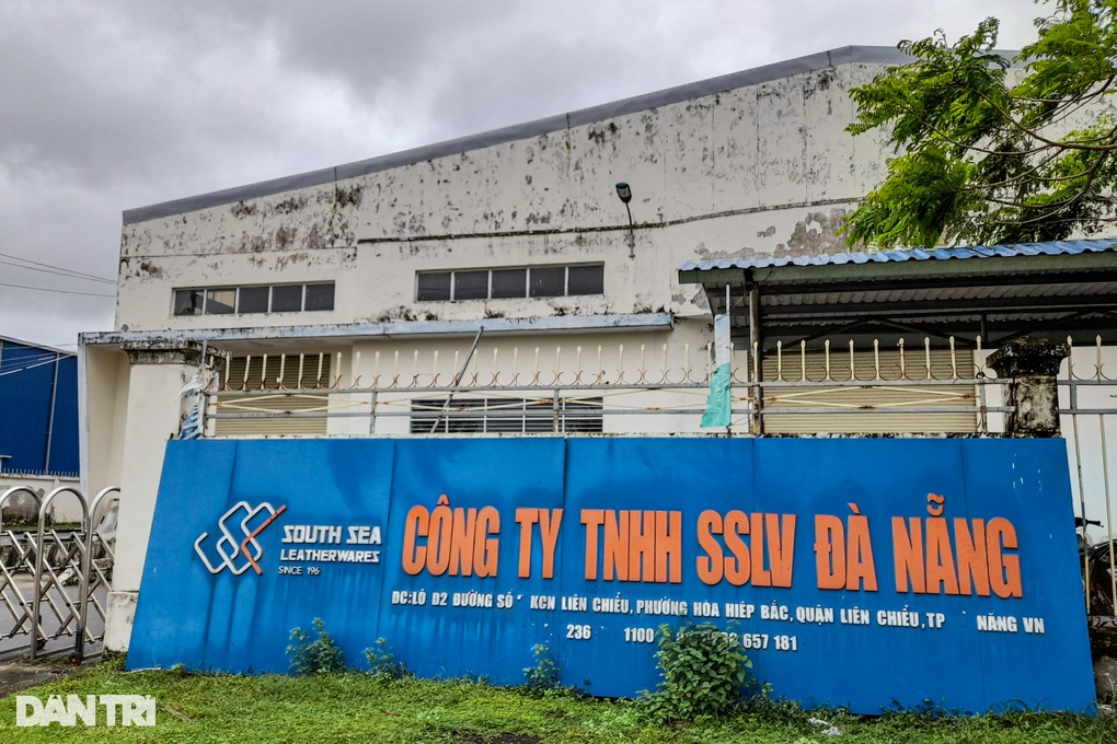 Công nhân chặn xe hàng vì lo bị bỏ rơi khi công ty giải thể - 1 Công nhân chặn xe hàng vì lo bị bỏ rơi khi công ty giải thể - 1