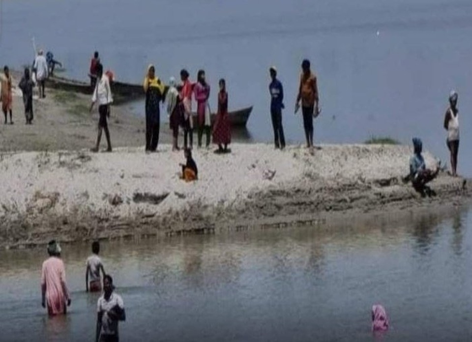 Né tiêm vắc xin Covid-19, hàng trăm người Ấn Độ nhảy xuống sông - 1 Né tiêm vắc xin Covid-19, hàng trăm người Ấn Độ nhảy xuống sông - 1