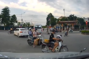 Thanh niên đầu trần đi xe máy tự trượt ngã khi gặp cảnh sát giao thông