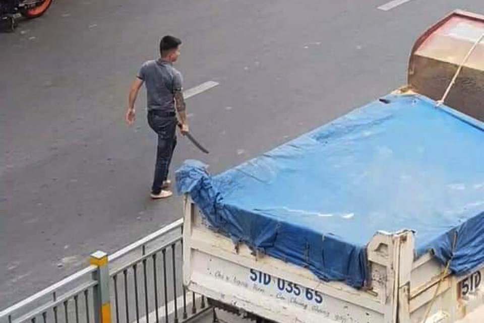 Tài xế cầm kiếm đuổi chém nhau náo loạn đường phố - 1 Tài xế cầm kiếm đuổi chém nhau náo loạn đường phố - 1