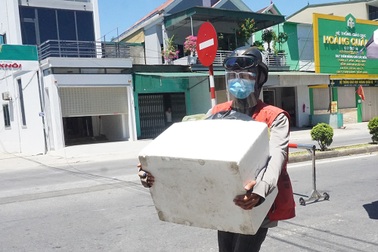 Người dân TP Vinh phải kê khai y tế hàng tuần, shipper tự do dừng hoạt động